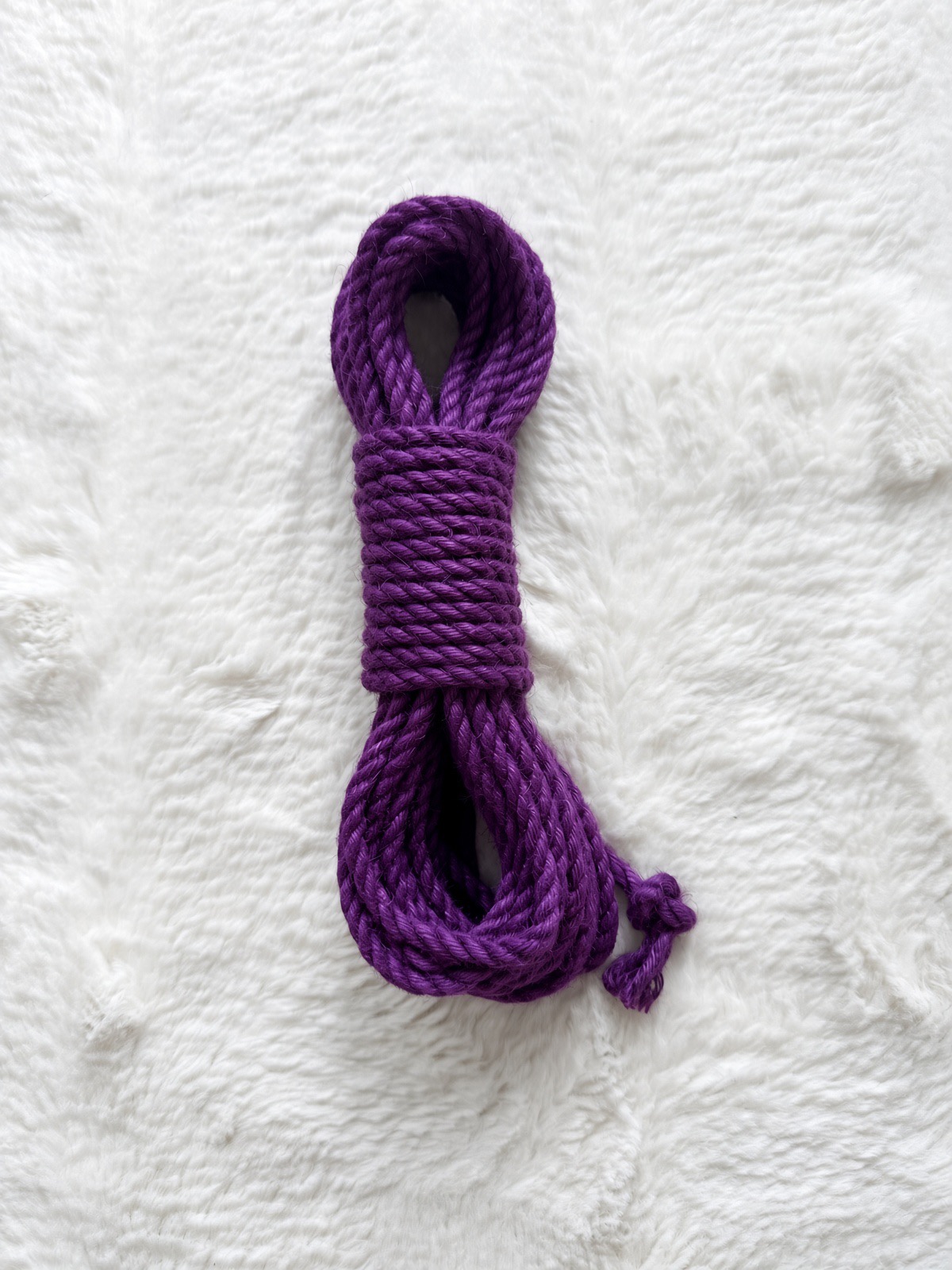 Handveredeltes Jute-Shibari-Seil in Lila